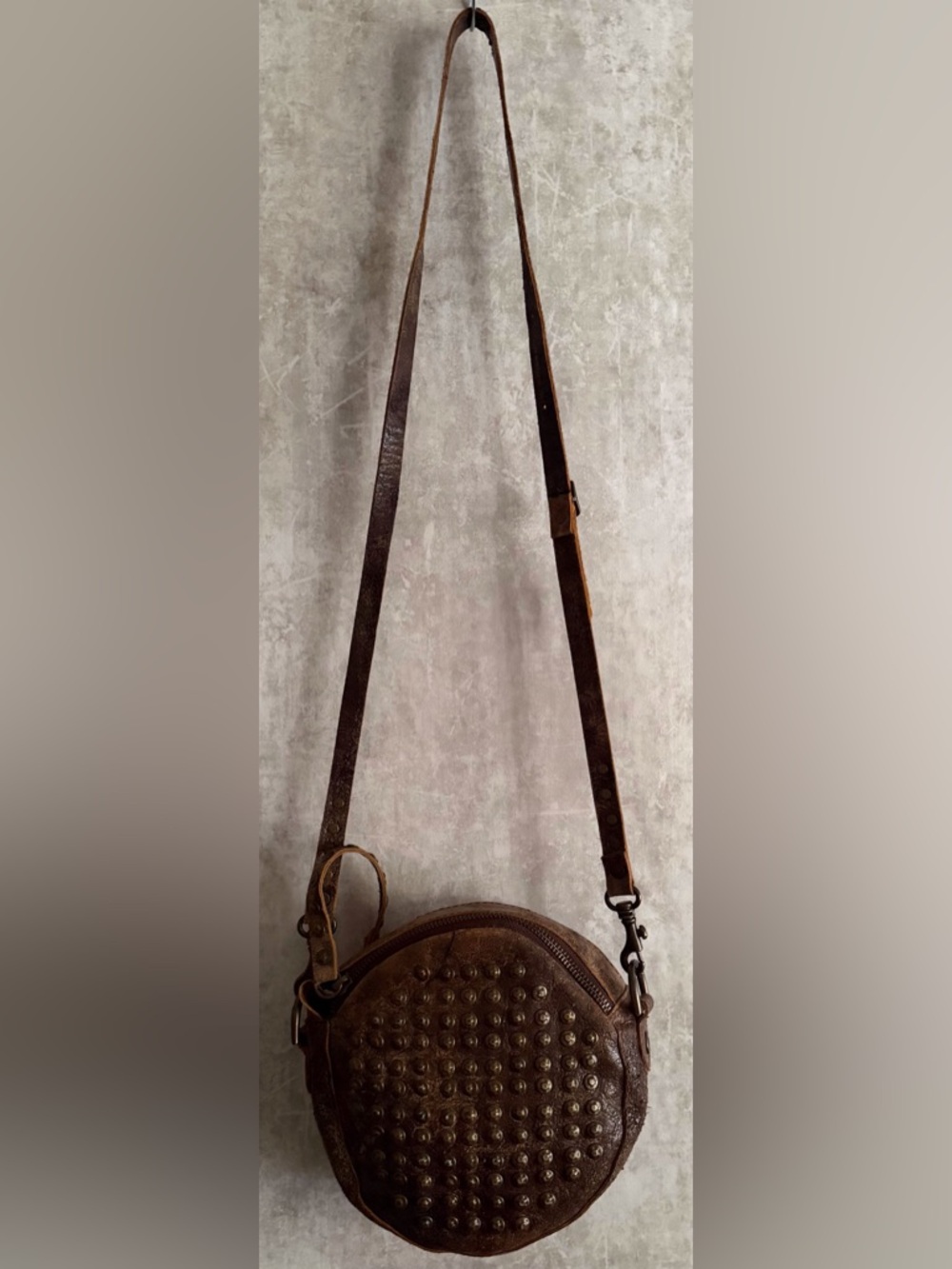 FRYE Brooke Studded Round Brown distressed leather Brass Tone studs Crossbody - Picture 4 of 9